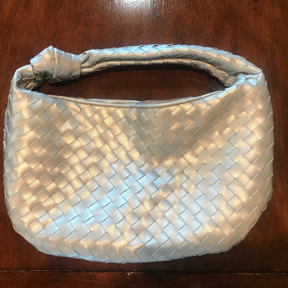 Medium intrecciato leather shoulder bag silver metallic.